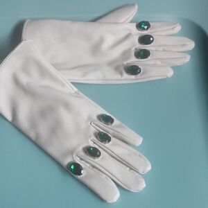 Cream Gloves With 4 Emerald Stones